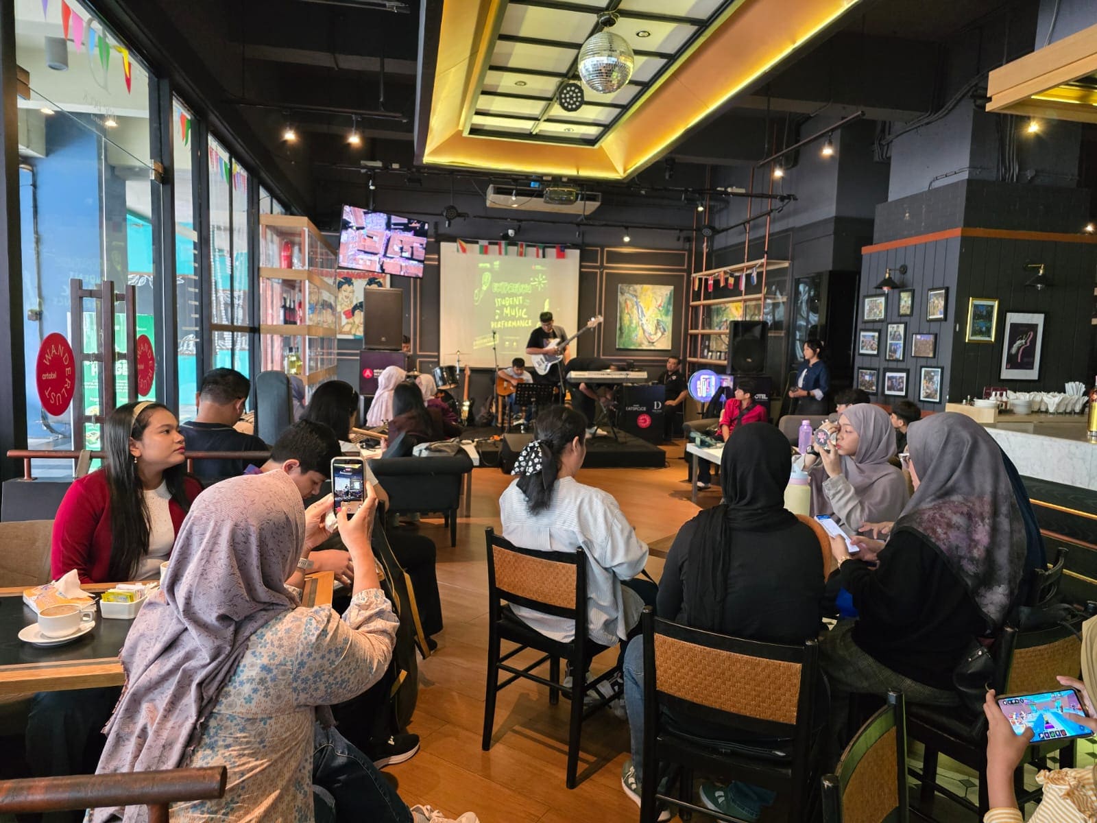 Ekspresiku” bersama ARTOTEL Hayam Wuruk Surabaya Hadir sebagai Panggung Musik Talenta Muda