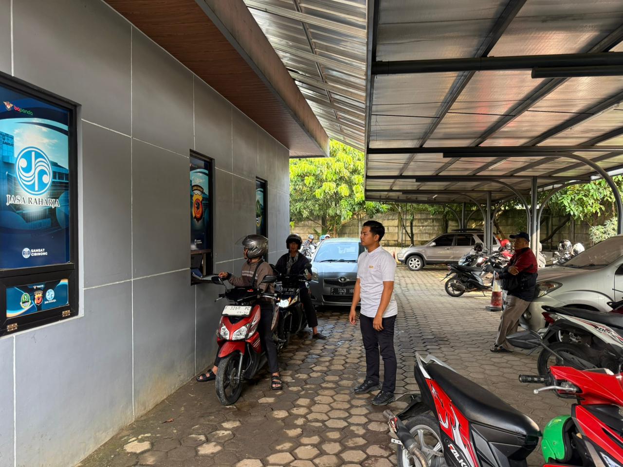 Drive Thru Samsat Cibinong Bogor Berikan Kemudahan Untuk Wajib Pajak