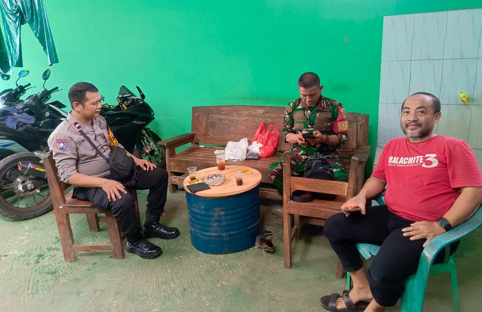 Bhabinkamtibmas dan Babinsa Sumurbatu Bakar Semangat Siskamling Warga  Kota Bekasi – Guna memperkokoh ketahanan wilayah serta memastikan stabilitas keamanan di tingkat rukun tetangga tetap kondusif, jajaran TNI-Polri di wilayah hukum Bantargebang terus menunjukkan kekompakan di lapangan. Pada Kamis (28/5) siang pukul 13.00 WIB hingga selesai, pilar Kamtibmas tingkat kelurahan menggelar patroli dialogis dan sambang warga secara terpadu. Langkah taktis yang mengedepankan pendekatan humanis ini menyasar langsung pemukiman masyarakat di kawasan Sumurbatu RT 02 RW 04, Kelurahan Sumurbatu, Kecamatan Bantargebang, Kota Bekasi.  Dalam dialog interaktif yang berlangsung hangat di pos ronda dan teras rumah warga, Aipda Dwi S. dan Serka Ahmad Nur Arifin memberikan atensi khusus pada pentingnya konsistensi pengamanan lingkungan. Aparat gabungan ini mengajak dan memotivasi para tokoh masyarakat serta pemuda setempat untuk tetap menjaga semangat dalam menjalankan kegiatan Sistem Keamanan Lingkungan (Siskamling). Pengaktifan ronda malam dinilai sebagai instrumen paling efektif untuk memitigasi potensi tindak kejahatan konvensional pada jam-jam rawan, seperti pencurian kendaraan bermotor (curanmor) maupun pencurian rumah kosong.  Rangkaian kegiatan sambang terpadu TNI-Polri ini mendapat apresiasi tinggi dari warga setempat dan ditutup dalam situasi yang sangat aman, tertib, dan kondusif. Kapolsek Bantargebang Kompol Sukadi, S.H., M.M., menegaskan bahwa sinergitas hilir antara Bhabinkamtibmas dan Babinsa akan terus dioptimalkan secara berkesinambungan di seluruh kelurahan binaan. Pihak kepolisian juga mengingatkan warga agar tidak ragu berkoordinasi jika mendapati adanya gangguan Kamtibmas, serta segera memanfaatkan layanan aduan cepat bebas pulsa Hotline Call Center 110 untuk respons kilat petugas.