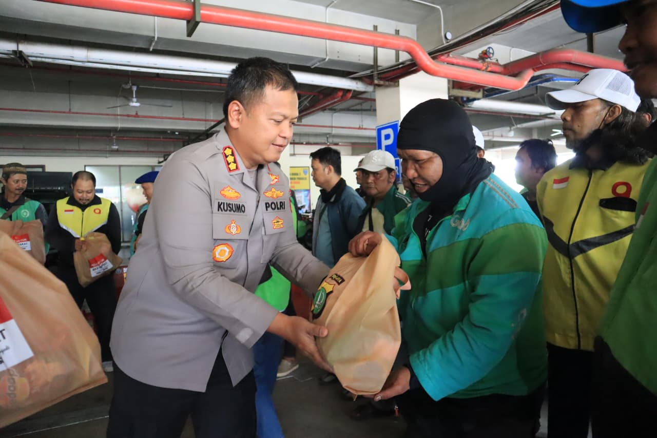 Gelar Jumat Berkah, Kapolres Bagikan Sembako Untuk Ormas Dan Ojol