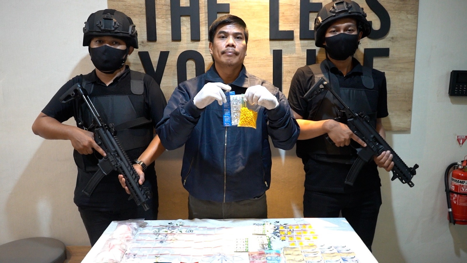 POLDA METRO JAYA MEMBERANTAS TOKO PENJUAL OBAT BERBAHAYA ILEGAL DI KAWASAN JAKARTA SELATAN, 1.442 BUTIR OBAT TERLARANG DIAMANKAN