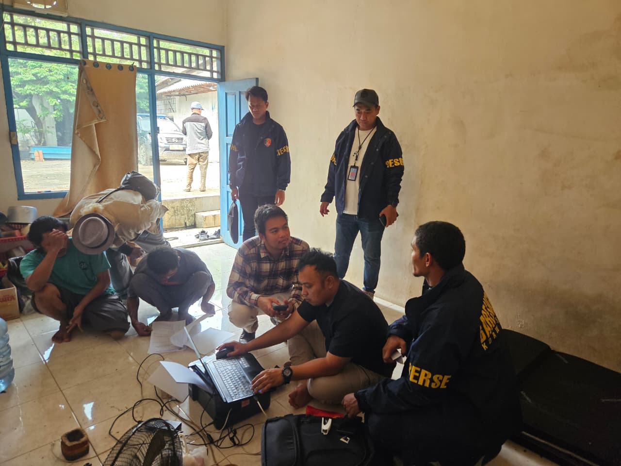 Biro Korwas Bareskrim Polri dan PPNS Kemenhut Geledah Gudang Satwa Dilindungi di Bekasi, 11 Sanca Hijau Papua Disita.