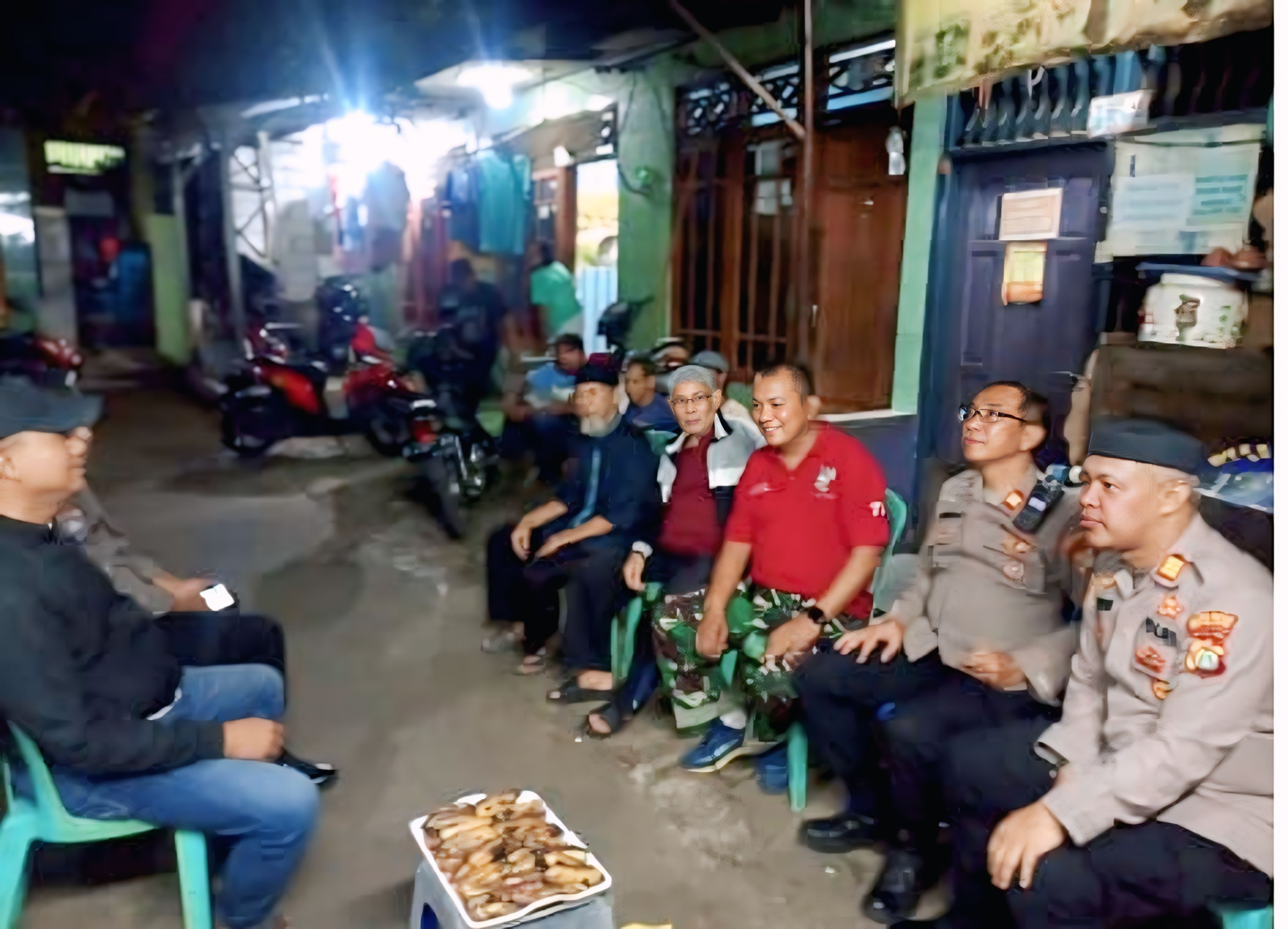 Jaga Jakarta On The Spot, Kapolsek Bekasi Barat Sambangi Warga Bintara Dan Ajak Aktifkan Siskamling