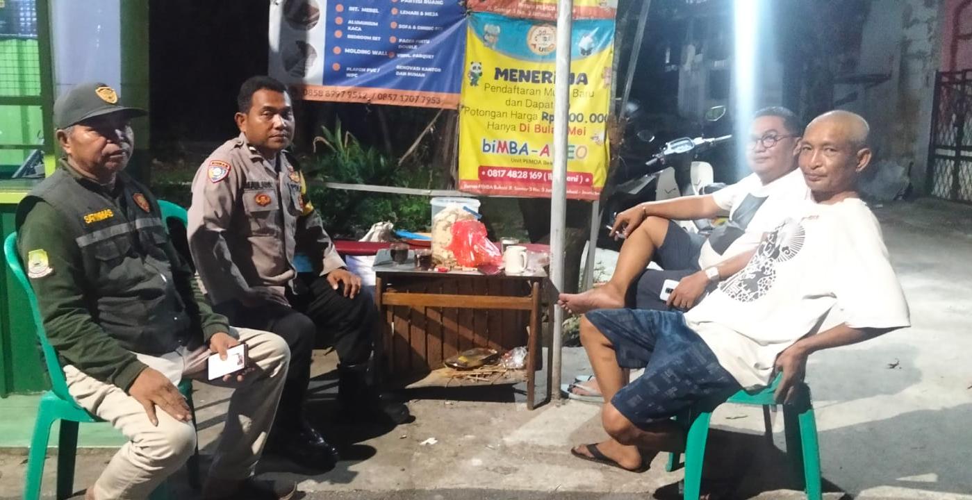 MONITORING POS SECURITY/KAMLING, BHABINKAMTIBMAS KELURAHAN JATIASIH AJAK WARGA TINGKATKAN KEWASPADAAN DAN JAGA KAMTIBMAS