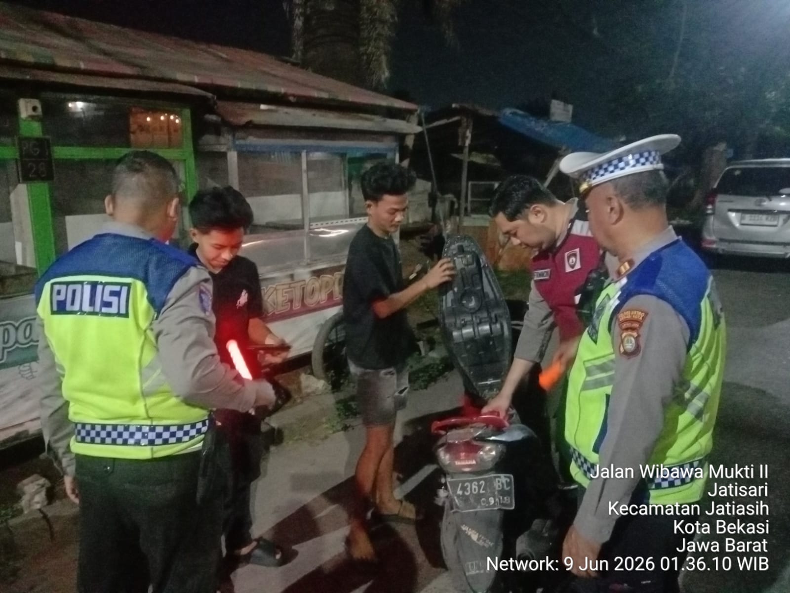 Polsek Jatiasih Intensifkan Razia Stasioner Dan Patroli Wilayah, Antisipasi Gangguan Kamtibmas (Kejahatan Jalanan) Untuk Ciptakan Situasi Yang Aman Dan Kondusif