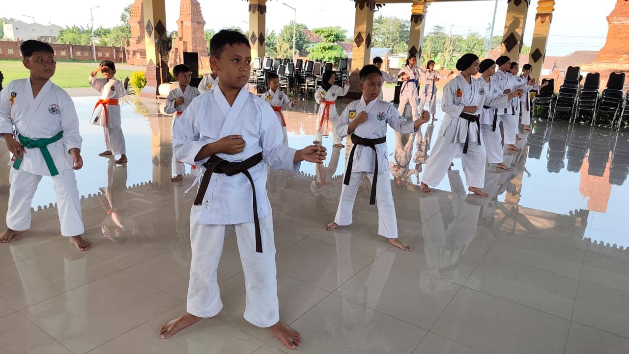 Persiapan Matang ! 30 Karateka Mojokerto Siap Berlaga Di Kejuaraan Karate Internasional Di Yogjakarta.