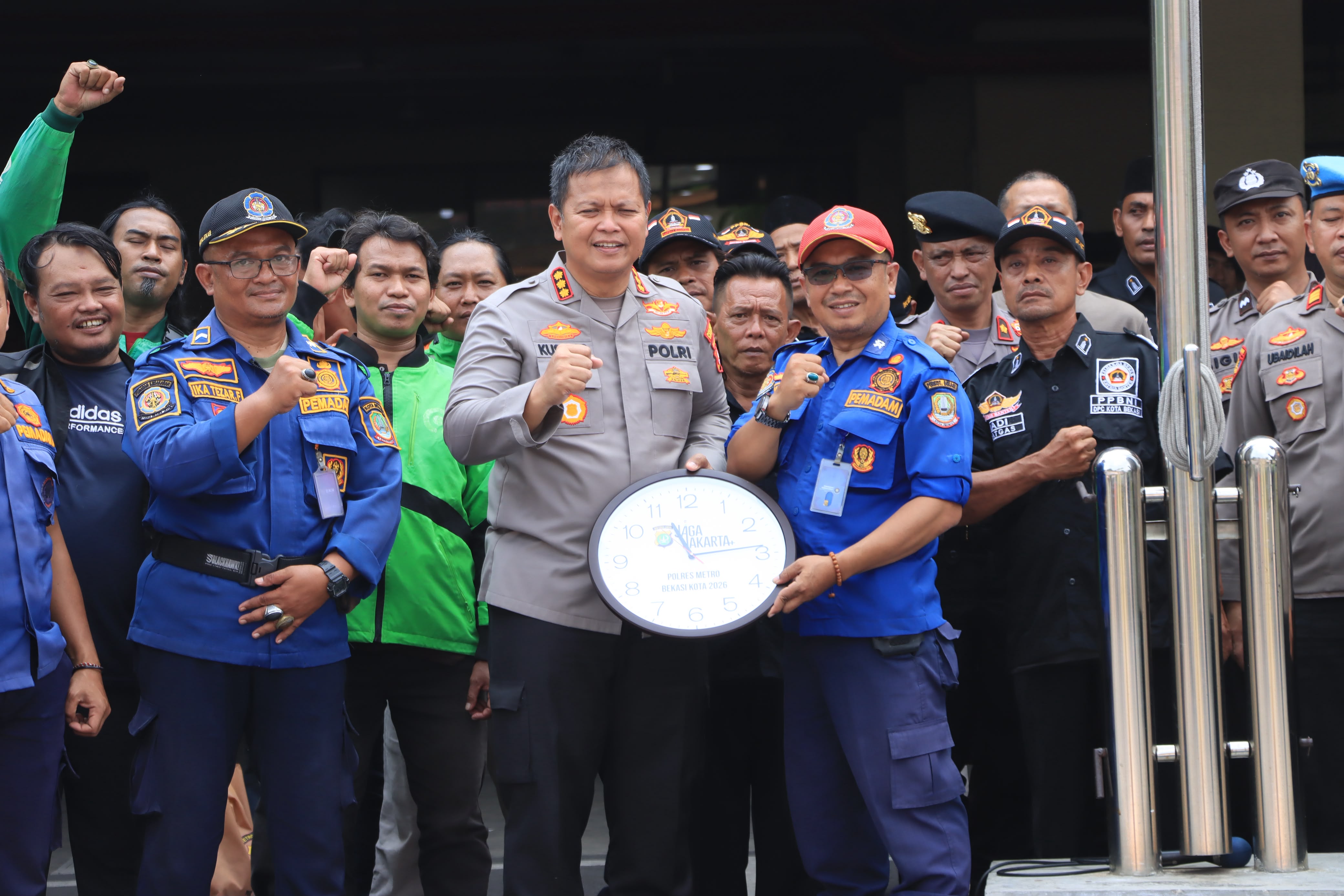 Polres Metro Bekasi Kota Gelar Pelatihan Pemadaman Kebakaran Bersama Sabuk Kamtibmas