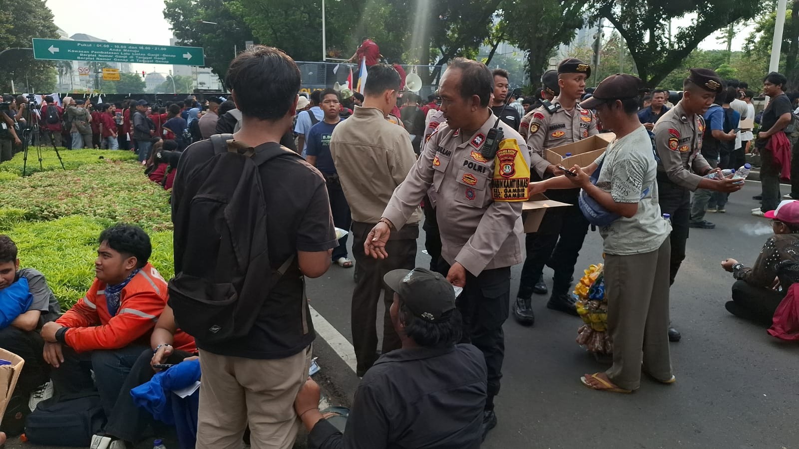 Polisi Bagikan Roti Dan Air Mineral Untuk Massa Aksi Mahasiswa BEM UBK di Silang Selatan