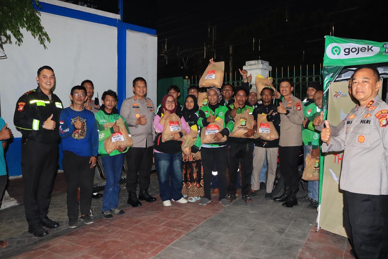 Sambangi Komunitas Ojol di Bulan-Bulan, Kapolres Metro Bekasi Kota Salurkan Bansos Malam Hari