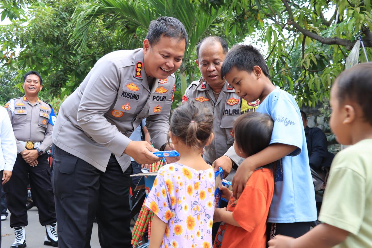 Bekasi On The Spot: Menyentuh Hati, Kapolres Bagikan Bansos Sembako, Alat Kebersihan, Hingga Snack Anak di Bekasi Timur 