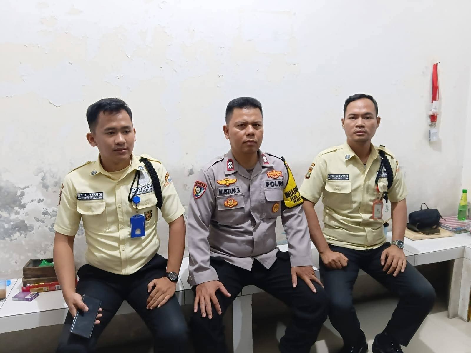 BHABINKAMTIBMAS KELURAHAN JATILUHUR LAKSANAKAN MONITORING WILAYAH DENGAN BERKUNJUNG KE POS KEAMANAN, UNTUK PASTIKAN WILAYAHNYA AMAN DAN KONDUSIF