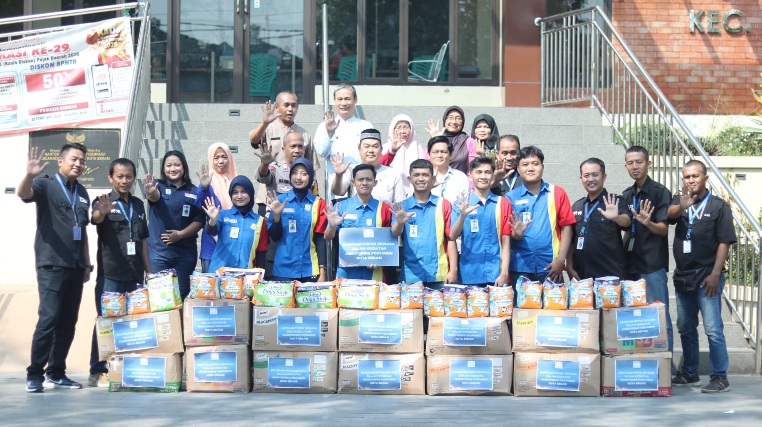 Jaga Bekasi On The Spot: Polsek Pondok Gede Dampingi Penyaluran Popok Lansia di Kelurahan Jaticempaka