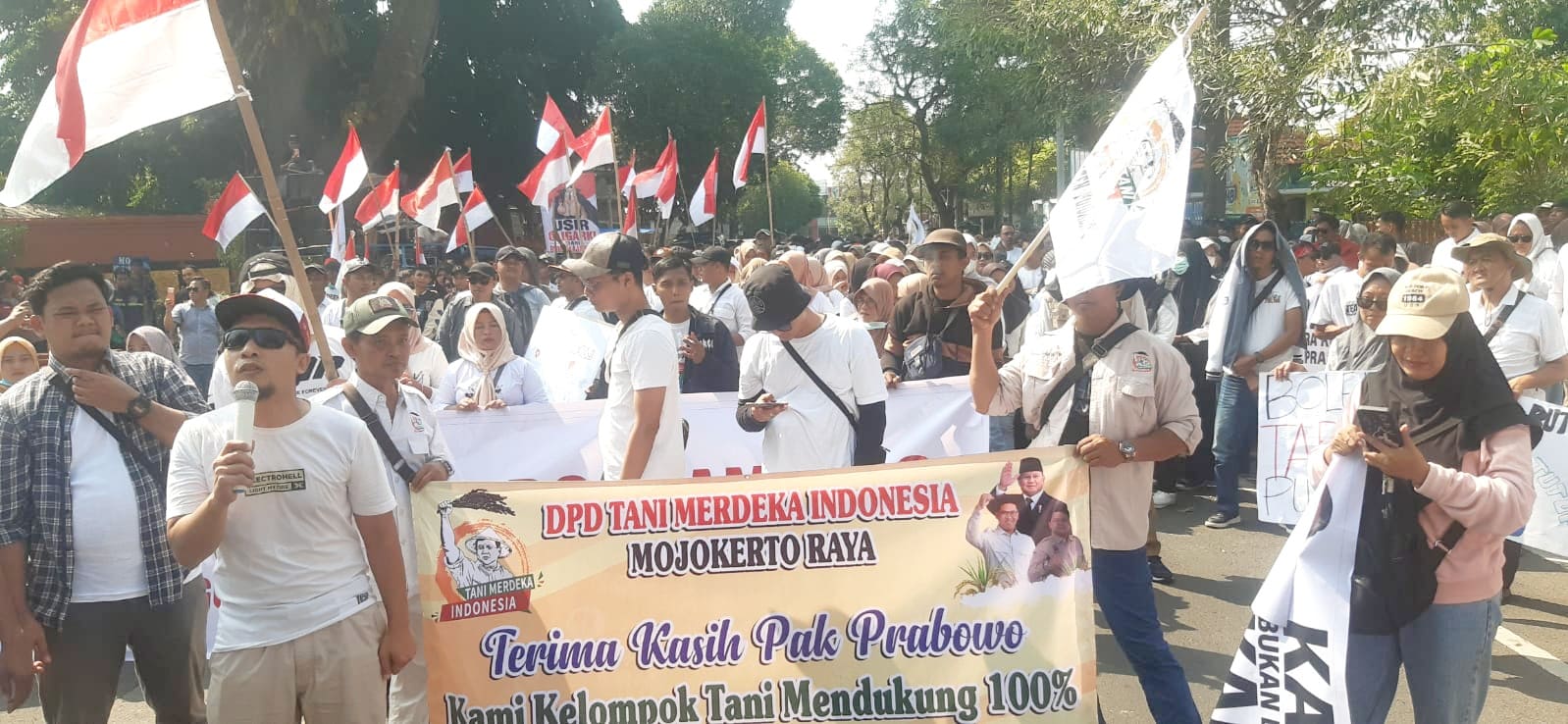 Dukung Program Prabowo, Massa Minta Juknis MBG Stabil dan Nasib Relawan Diperhatikan