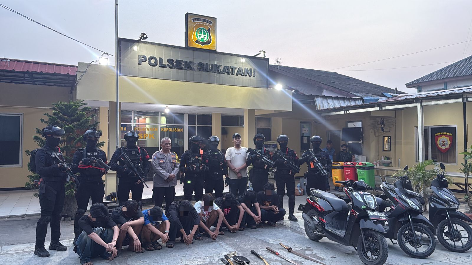 Brimob Polda Metro Jaya Gagalkan Tawuran, Delapan Remaja Dan Tiga Sajam Diamankan di Sukatani Kabupaten Bekasi