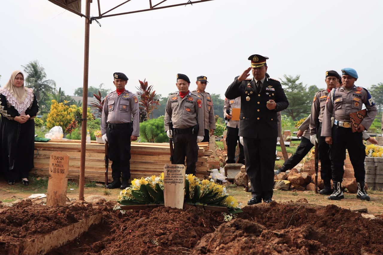 Polres Metro Bekasi Kota Gelar Upacara Persemayaman Dan Pemakaman Dinas AKP (Alm) Sugiarto, SH