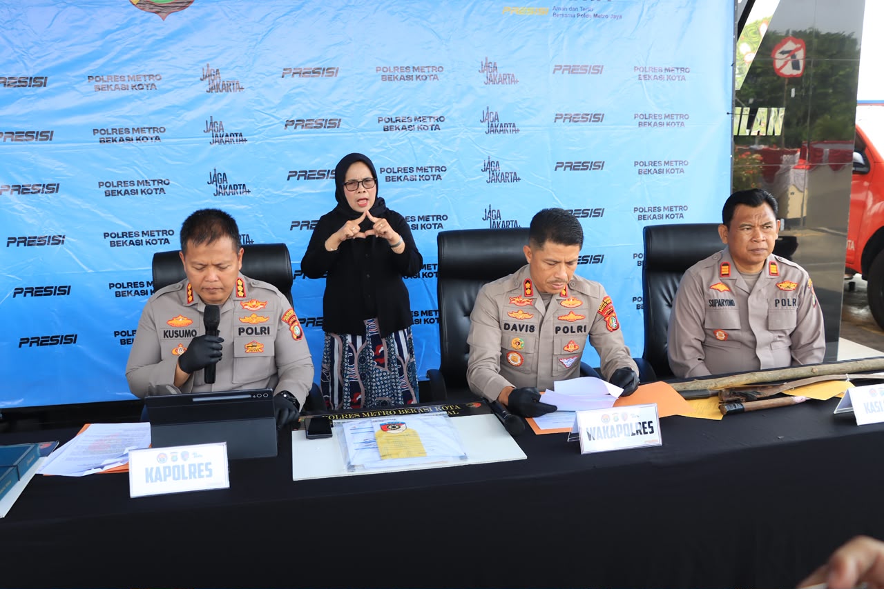 Modus Orderan Fiktif Catut Nama Ulama, Pelaku Tipu Gelap Belasan Kodi Sarung Ditangkap Polres Metro Bekasi Kota