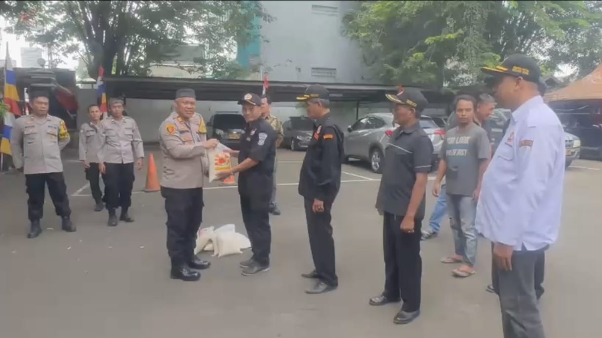 Polsek Bekasi Barat Gelar Apel Sabuk Kamtibmas Dan Salurkan Sembako, Perkuat Sinergi Warga Jaga Keamanan Lingkungan