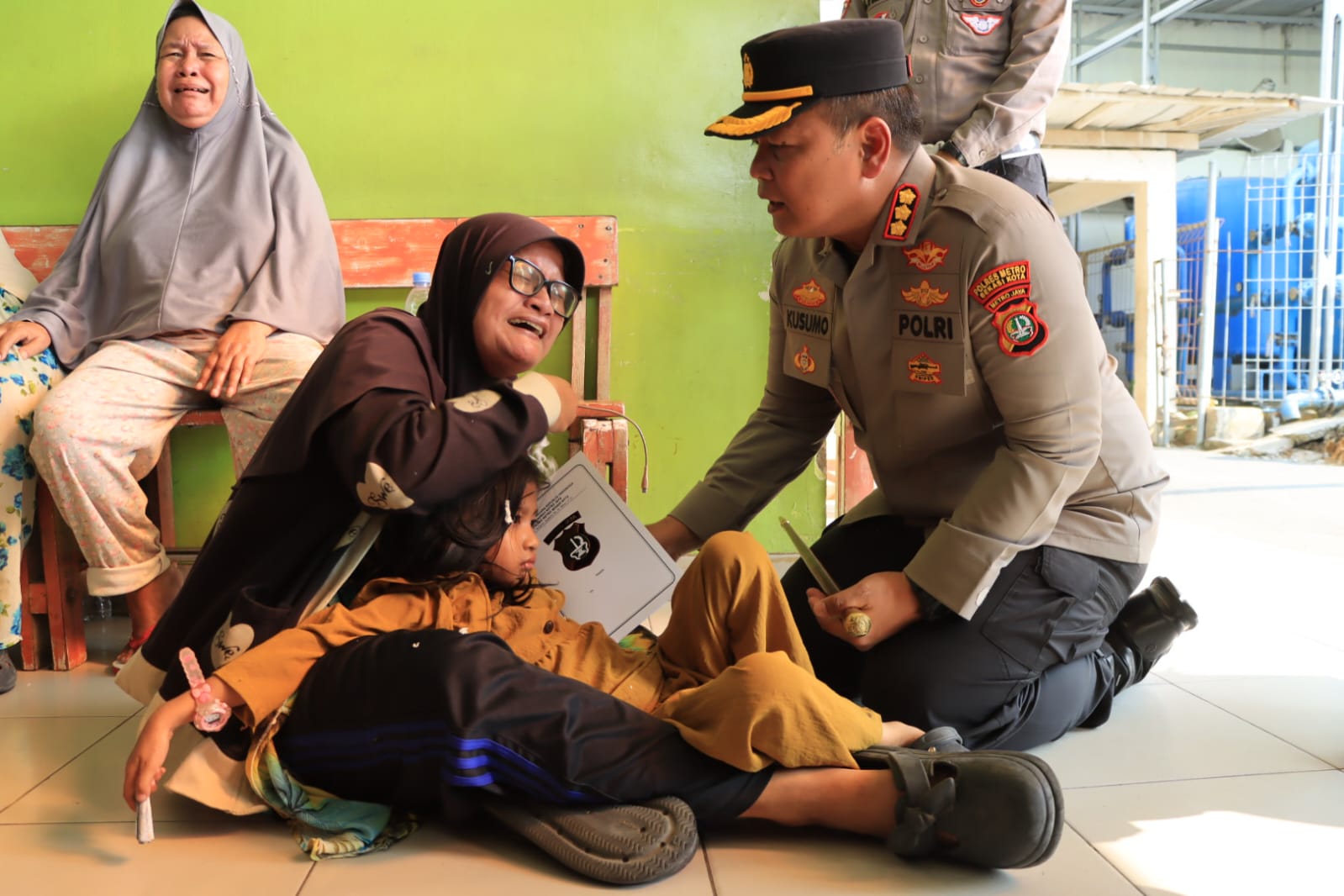 Kapolres Metro Bekasi Kota Kunjungi Korban Insiden Maut Di Depan Unisma Bekasi