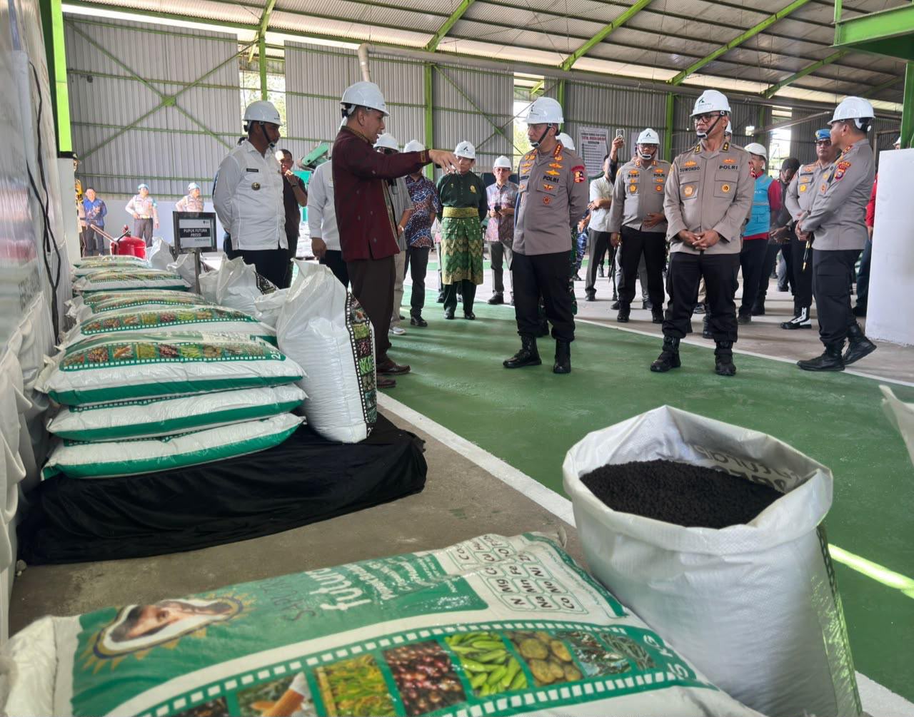 80 Ton Pupuk Batu Bara Disalurkan ke Petani Riau, Kapolri: Wujud Polri Hadir Untuk Masyarakat