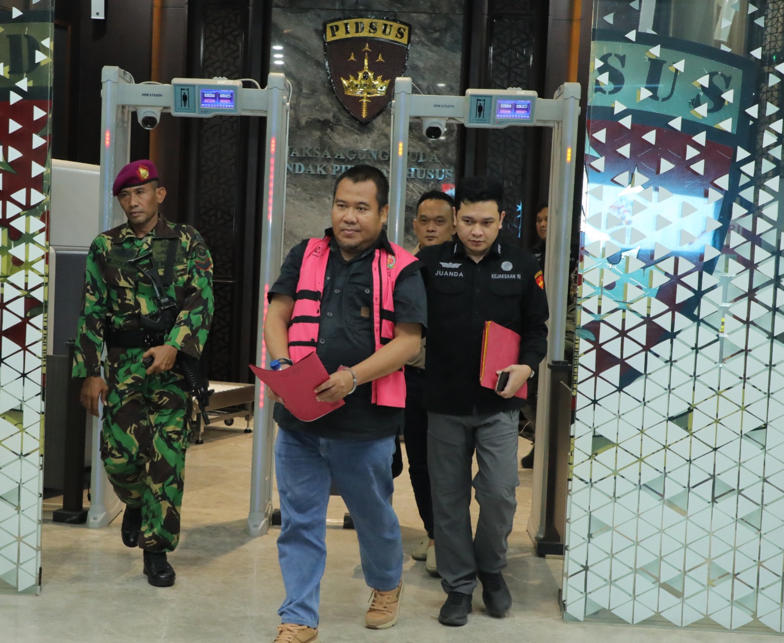 Kejaksaan Agung RI Menahan 3 Orang Tersangka Dugaan Korupsi Tata Kelola Pertambangan Mineral PT PPM.