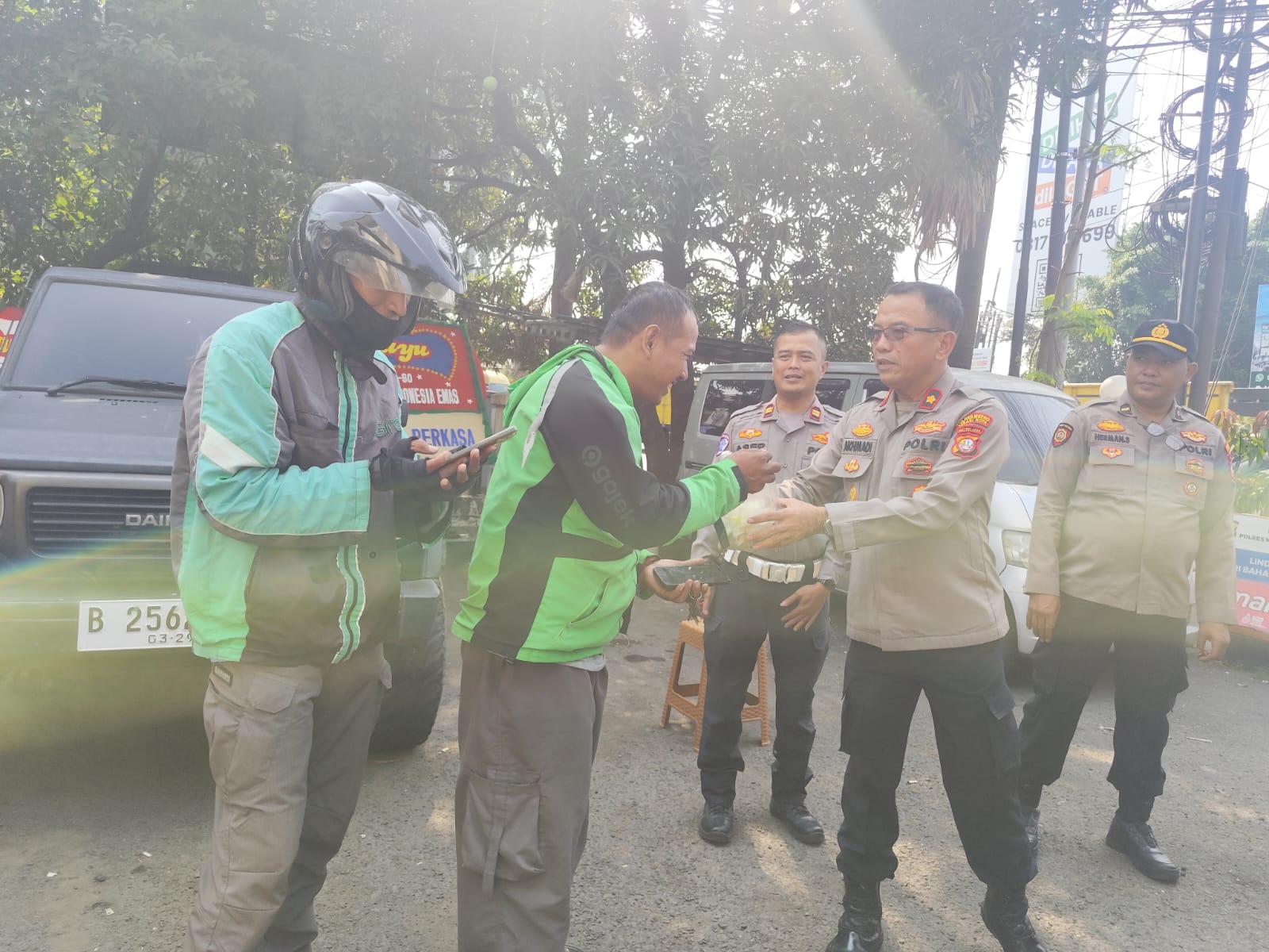 Bersama Yayasan Manggis Putih Warung Kita, Polsek Rawalumbu Berbagi Untuk Sesama