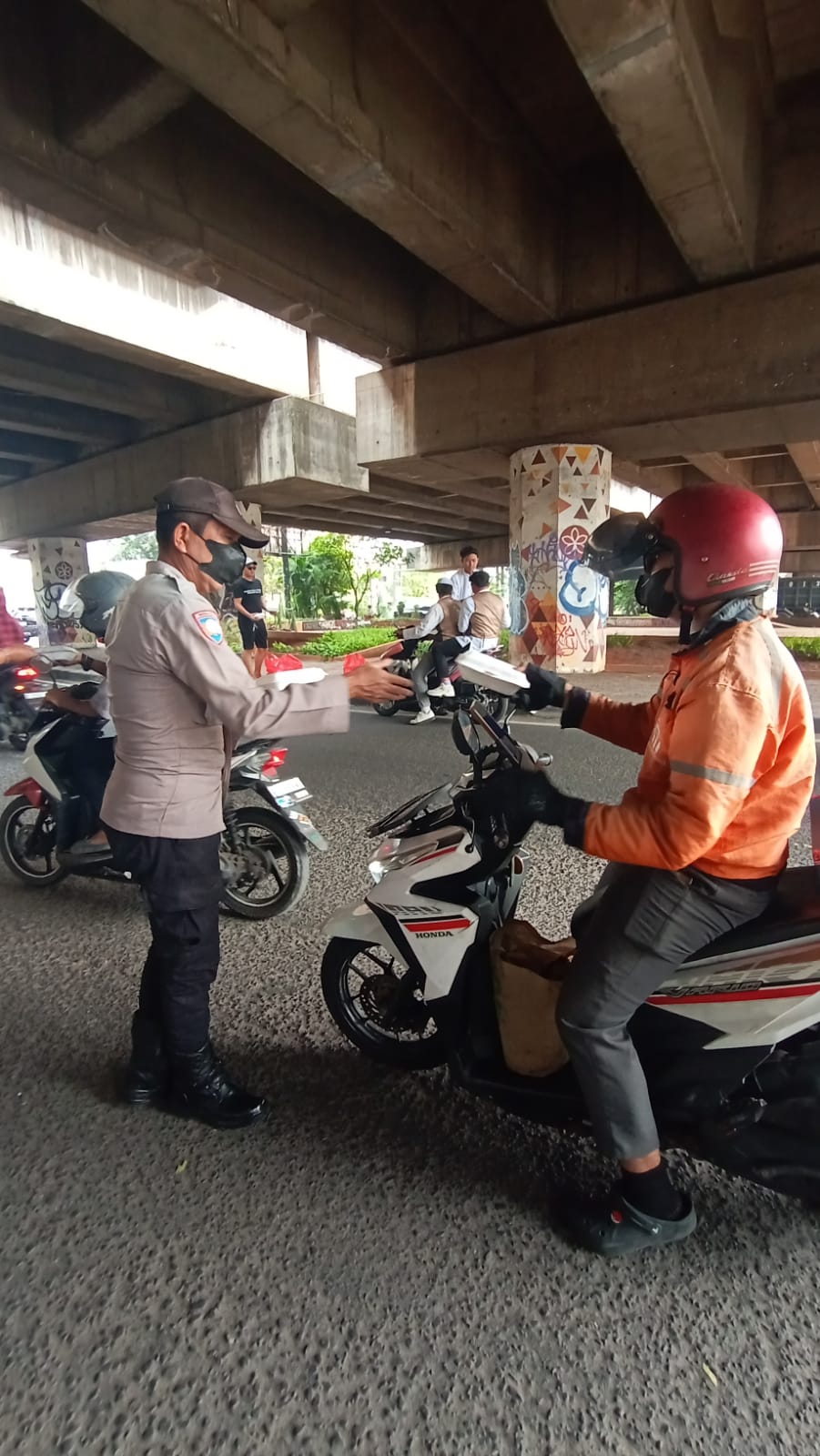Bhabinkamtibmas Jatiwarna Bersama P3M Bagikan 120 Nasi Box, Tebar Kepedulian Lewat Jumat Berkah