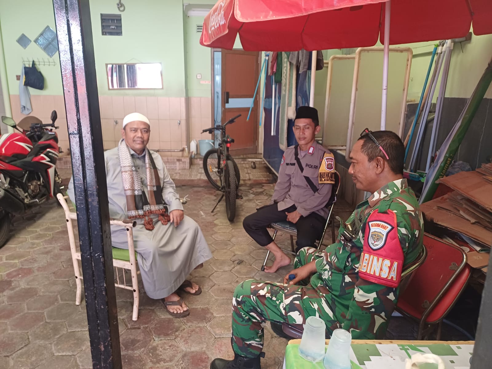 Sinergitas TNI-Polri Perkuat Kamtibmas, Bhabinkamtibmas Dan Babinsa Sambangi Tokoh Agama di Bintara Jaya