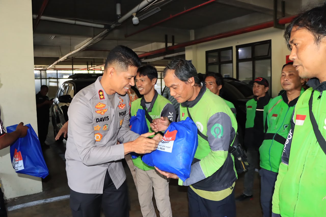 Jaga Bekasi On The Spot Gelar Jumat Berbagi, Polres Metro Bekasi Kota Perkuat Jalinan Kasih Dengan “Mata Dan Telinga” Kamtibmas