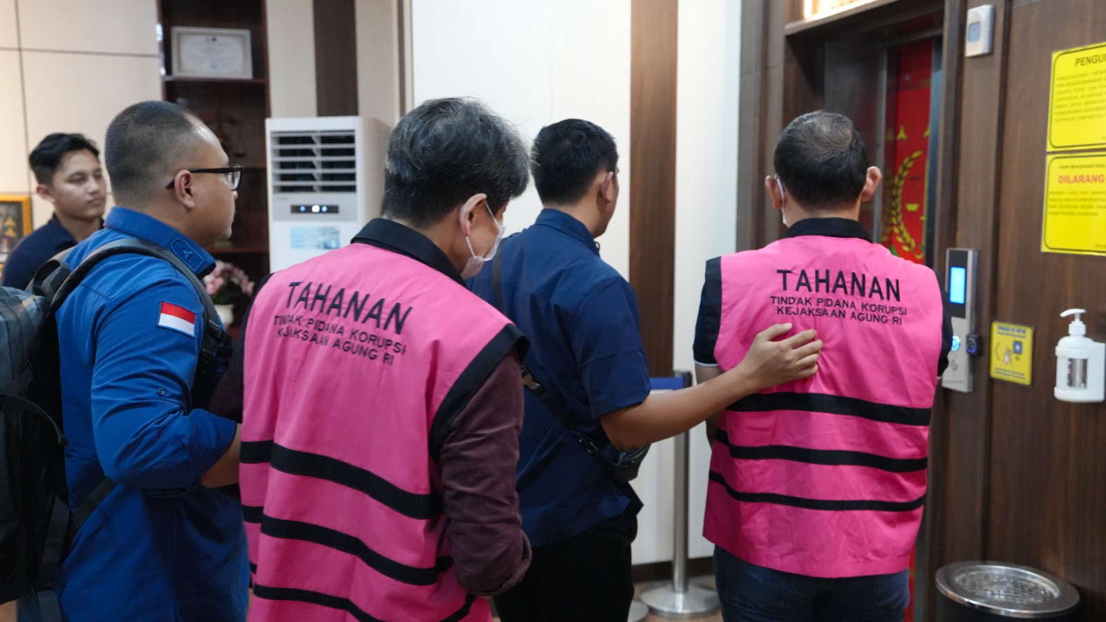Penyidik JAM Pidsus Serahkan Tersangka dan Barang Bukti (Tahap II) Empat Orang Tersangka Perkara Penyimpangan Pertambangan PT AKT Kalteng.
