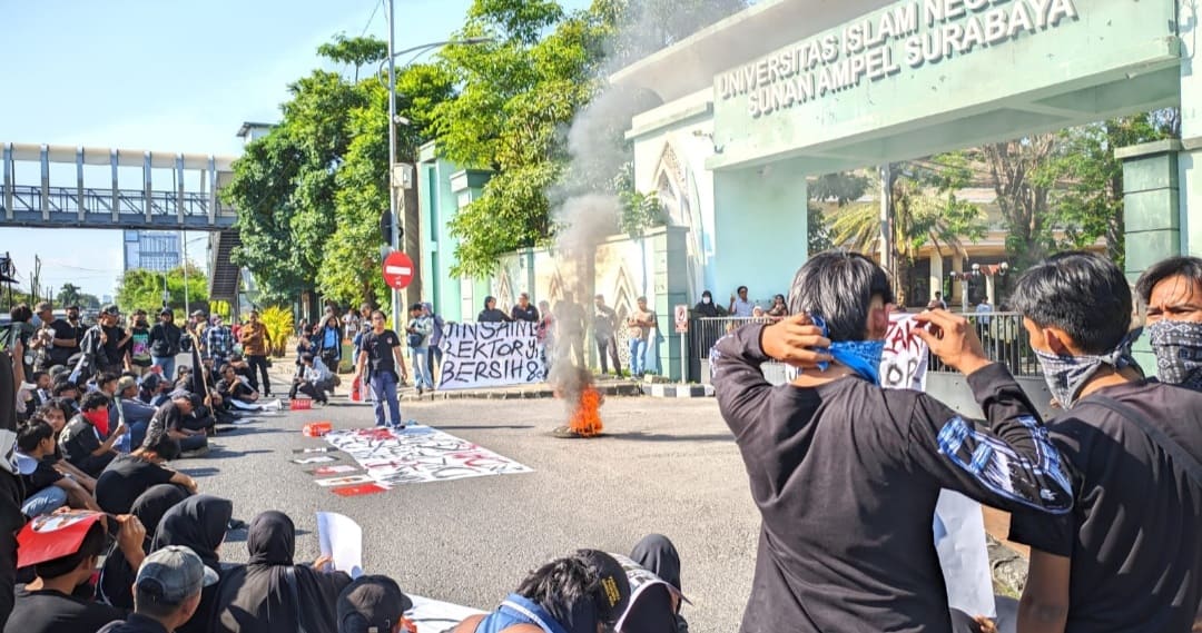 Mahasiswa Demo Kampus UINSA, Mosi Tidak Percaya dan Desak Menteri Agama Copot Plt Rektor