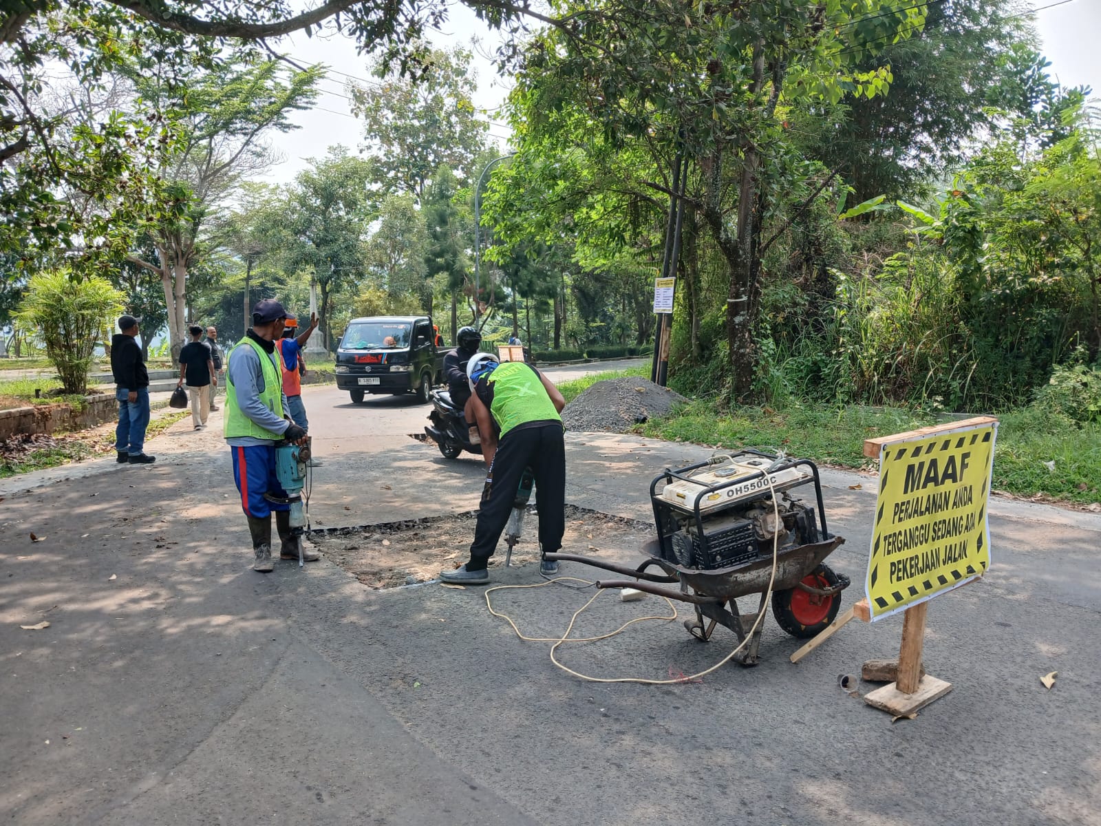 Tingkatkan Aksesibilitas dan Kenyamanan Pengguna Jalan, UPTD PU Palabuhanratu Lakukan Penataan Ruas Jalan Jaksa Agung R. Suprapto