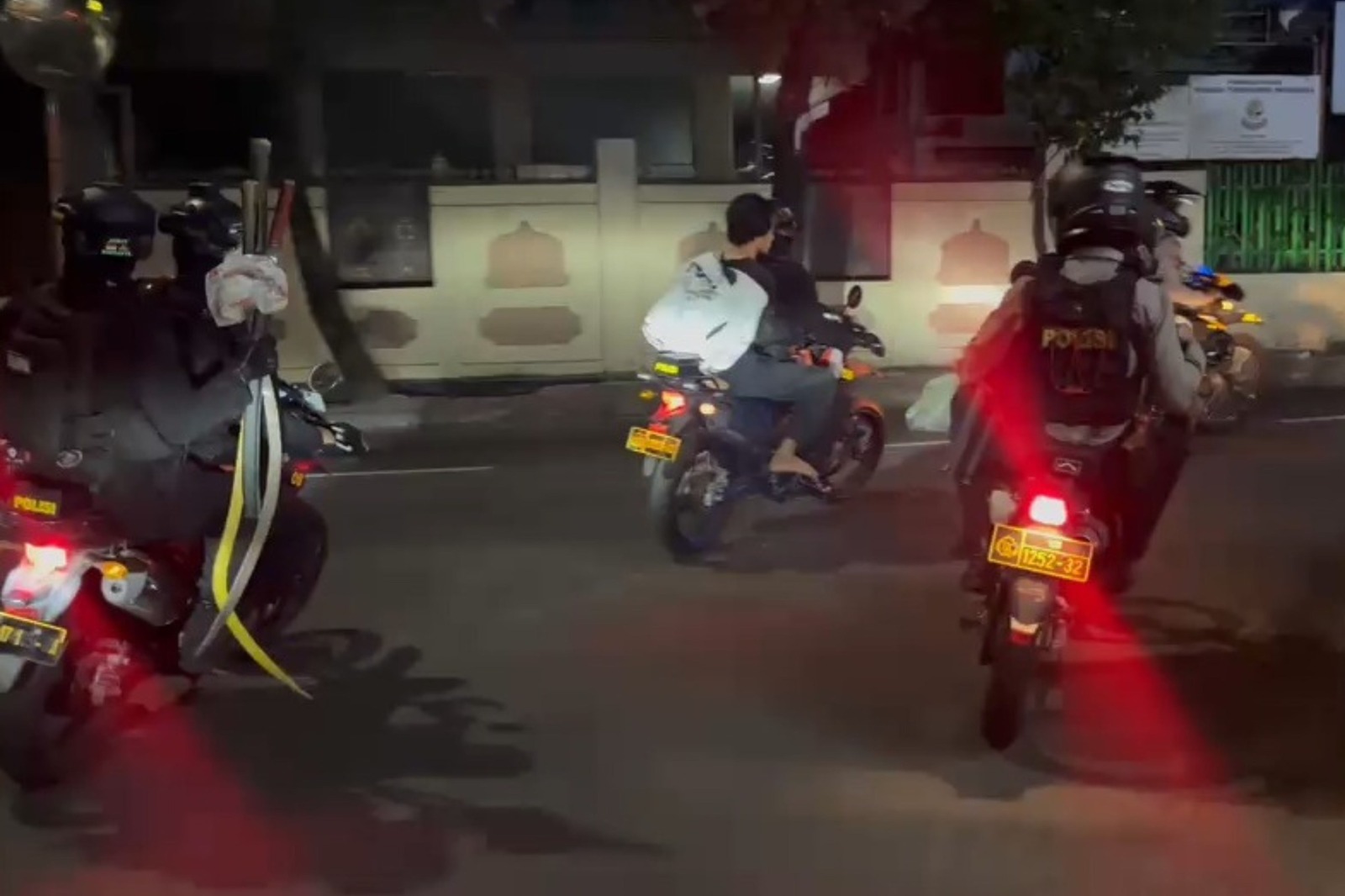 Brimob Polda Metro Jaya Bersama Tim Polres Metro Jakarta Timur Gelar Patroli Amankan 5 Orang Pelaku Tawuran Bersenjata di Jakarta Timur.