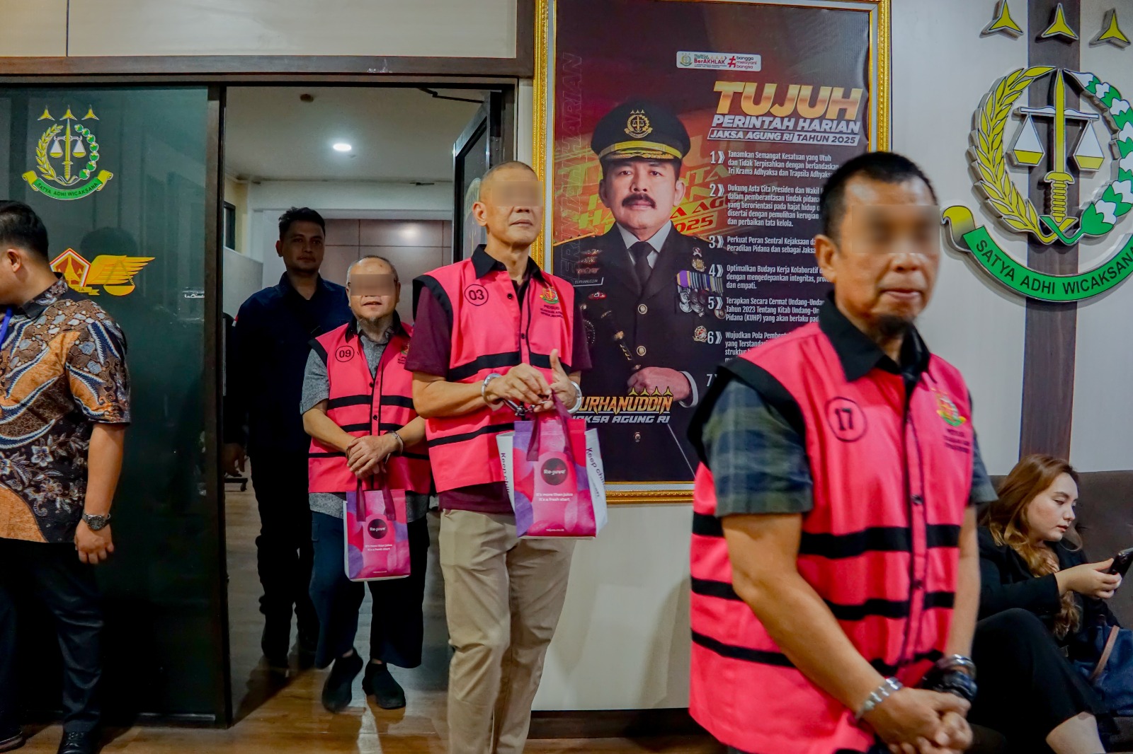 Tim JAM Pidsus Kejagung Leksanakan Penyerahan Tersangka dan Barang Bukti (Tahap II) Enam Orang Tersangka Perkara Korupsi PETRAL, PES dan ISC.