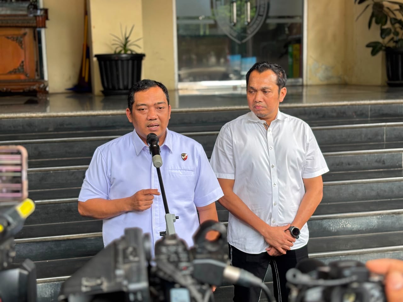 Buntuti Nasabah Bank dan Rampas Rp30 Juta, Enam Pelaku Curas Ditangkap Polda Metro Jaya di Jakarta.
