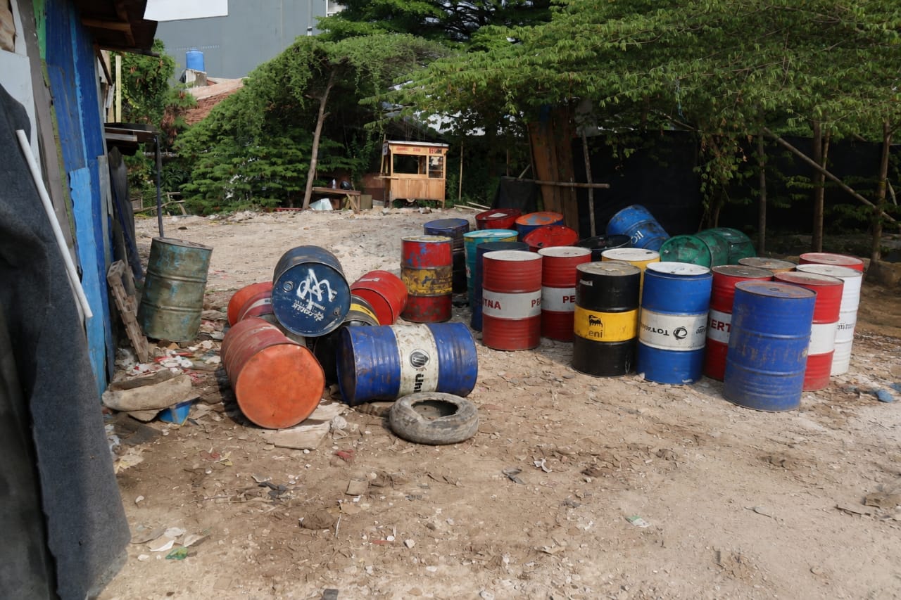Misteri Tumpukan Drum Bekas di Rawa Buaya: Warga Cengkareng Desak Aparat Selidiki Dugaan Praktik Oli Ilegal.