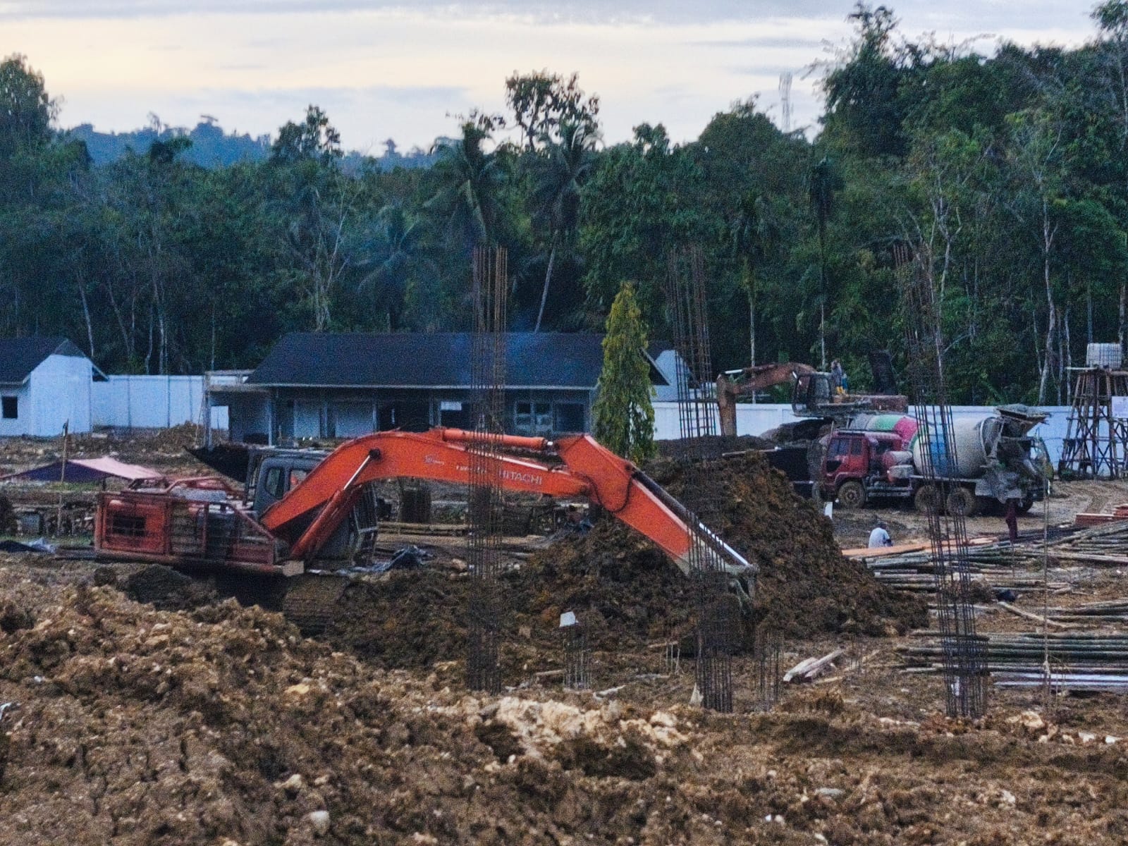 Bomag Dipakai Beberapa Hari : PT Razasa Karya Diminta Buka Bukti Pemadatan Timbunan Proyek SMAN Unggulan Sukma Nias.