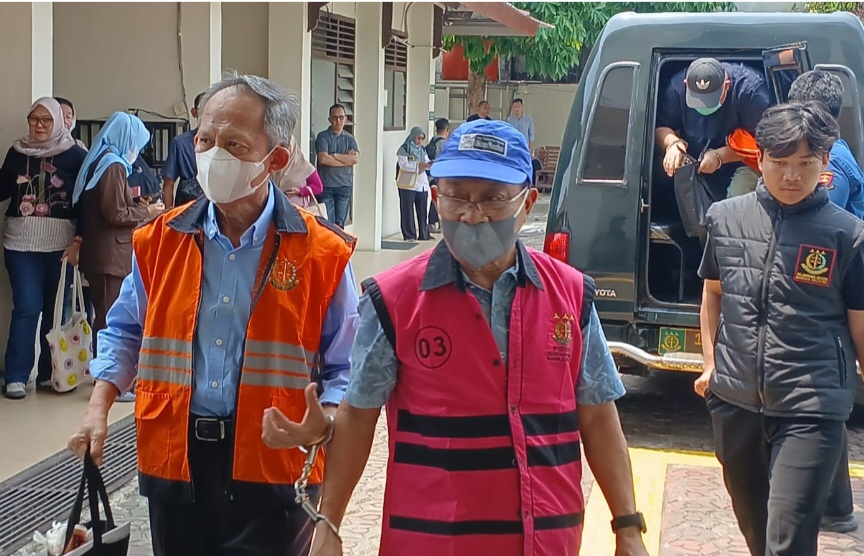 Skandal Korupsi Timah Rp 4,16 Triliun: Bos Afat TJ Mart Cs, Tiba di Pengadilan Tipikor Pangkal Pinang dengan Tangan di Borgol Untuk Disidangkan.