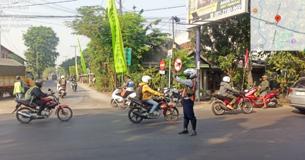 Giat Rutin DPR2KP Kabupaten Mojokerto di Simpang Tiga Bedagas, Cegah Kendaraan Besar Masuk Kota dan Tekan Kemacetan