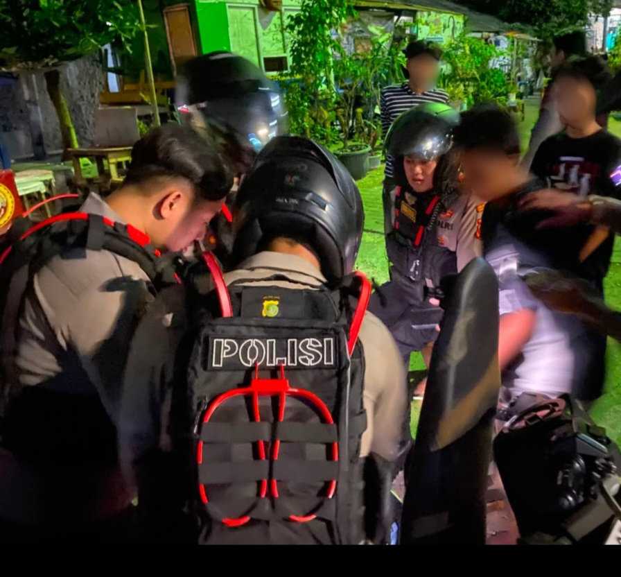 Brimob Polda Metro Jaya Bersama  Tim Presisi Jakut Amankan Empat Remaja, 13 Klip Diduga Ganja Disita.