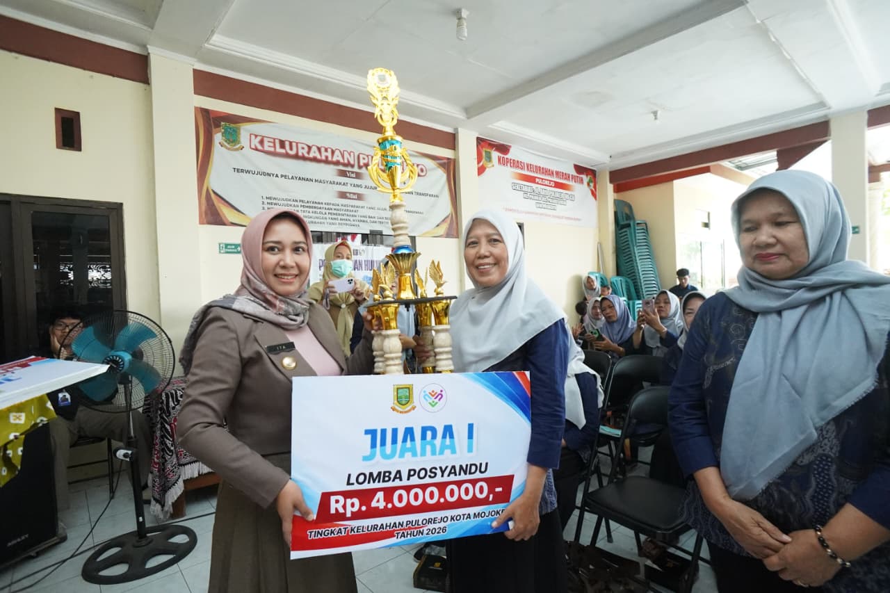 Ning Ita Serahkan Penghargaan Kader Berprestasi Pulorejo, Tekankan Pengabdian untuk Masyaraka