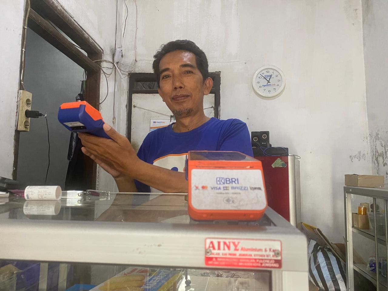 Gaji Utama Utuh Ditabung, Perangkat Desa di Ngoro Ini Sulap Teras Rumah Jadi Mesin Uang