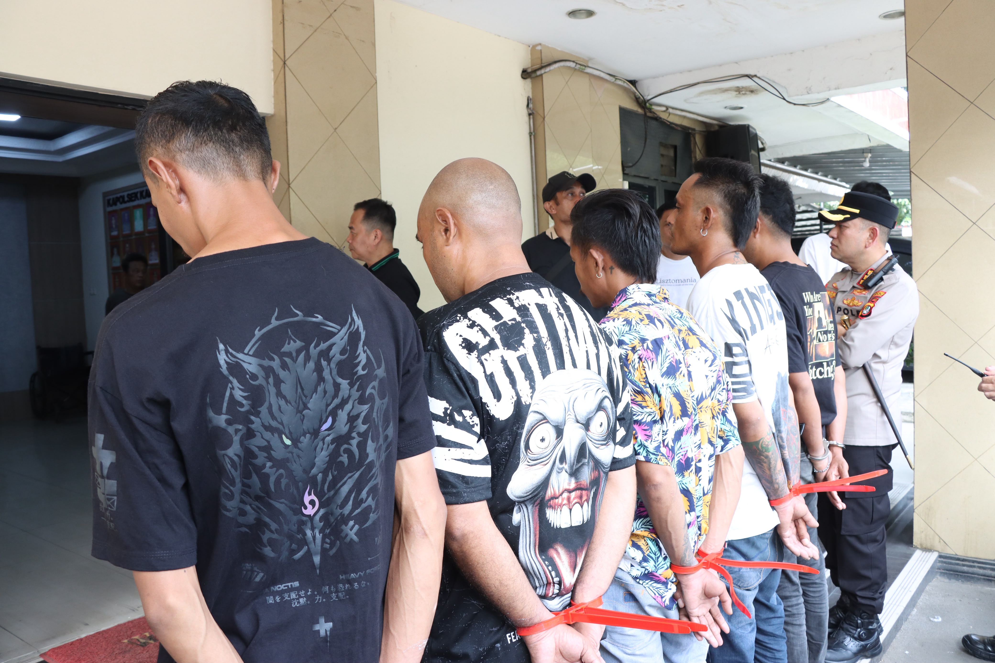 Polres Metro Jakbar Tangkap 5  orang Debt Collector Diduga Ancam dan Rampas Motor Warga.